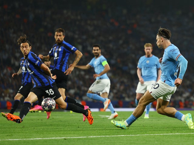Jack Grealish del Manchester City en acció amb Matteo Darmian de l'Inter de Milà el 10 de juny de 2023