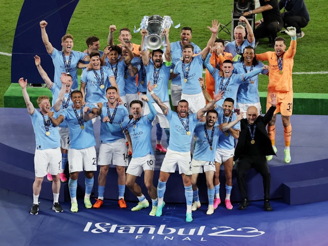 Els jugadors del Manchester City celebren l'aixecament del trofeu de la Lliga de Campions el 10 de juny de 2023