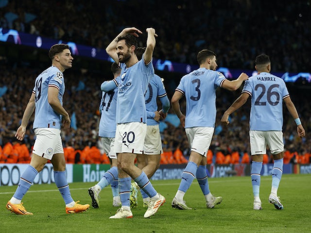 Julian Alvarez del Manchester City celebra el seu quart gol amb Bernardo Silva el 17 de maig de 2023