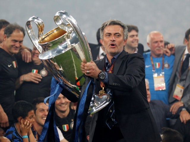 L'entrenador de l'Inter de Milà, José Mourinho, celebra amb el trofeu de la Lliga de Campions el 22 de maig de 2010
