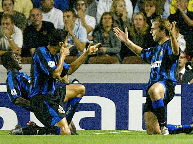 Andy van der Meyde de l'Inter de Milà celebra amb els seus companys el 17 de setembre de 2003