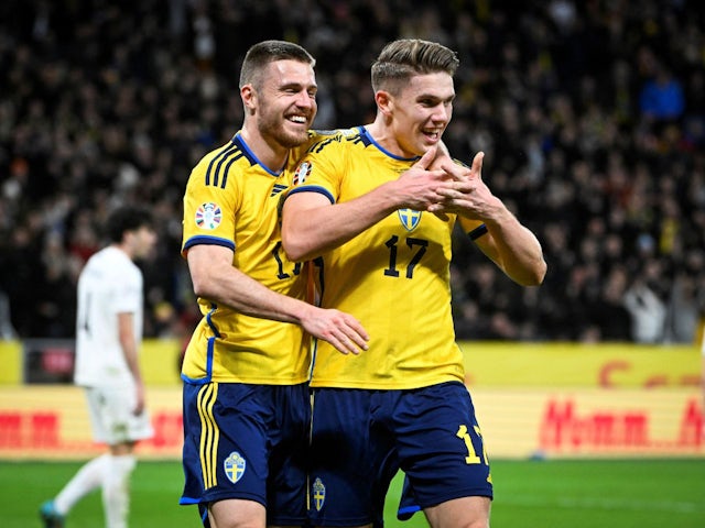El suec Viktor Gyokeres celebra el seu tercer gol amb Mattias Svanberg el 27 de març de 2023