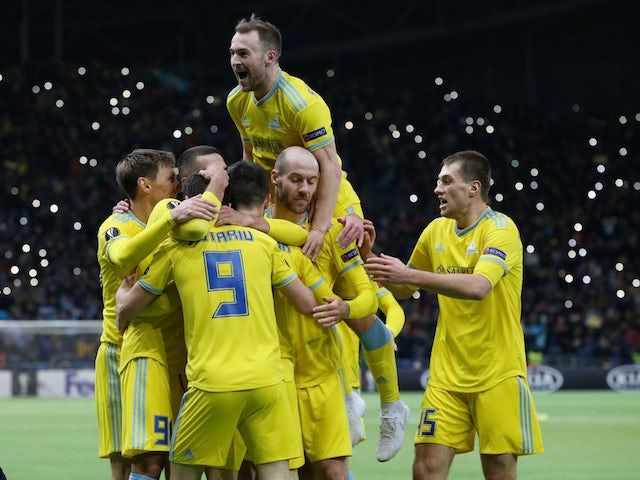 Els jugadors de l'Astana celebren després que Di'Shon Bernard, del Manchester United, marqués un autogol i el segon de l'Astana el 28 de novembre de 2019.