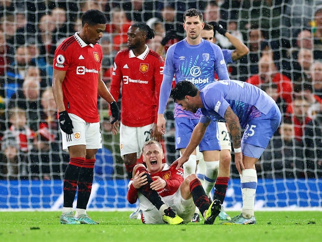Donny van de Beek del Manchester United reacciona després de patir una lesió el 3 de gener de 2023