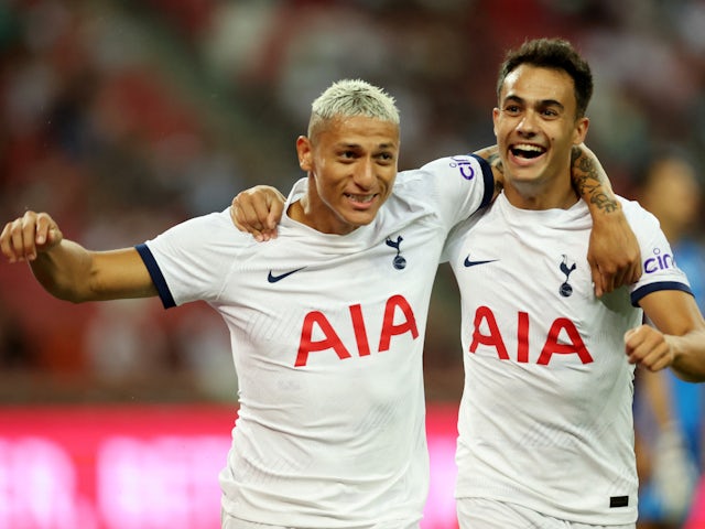 Richarlison del Tottenham Hotspur celebra el seu segon gol amb Sergio Reguilon el 26 de juliol de 2023