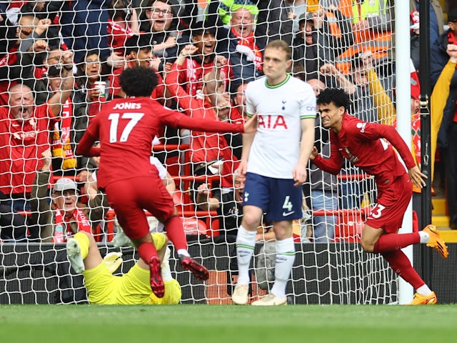 Luis Díaz del Liverpool celebra el gol contra el Tottenham Hotspur el 30 d'abril de 2023