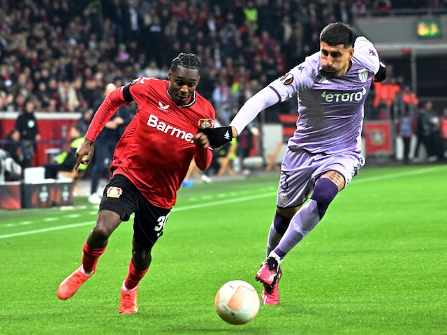 Jeremie Frimpong del Bayer Leverkusen en acció amb Guillermo Maripan de l'AS Mònaco el 16 de febrer de 2023