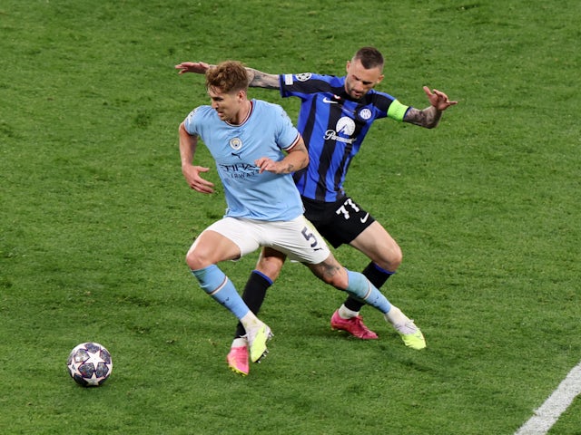 John Stones del Manchester City en acció amb Marcelo Brozovic de l'Inter de Milà el 10 de juny de 2023