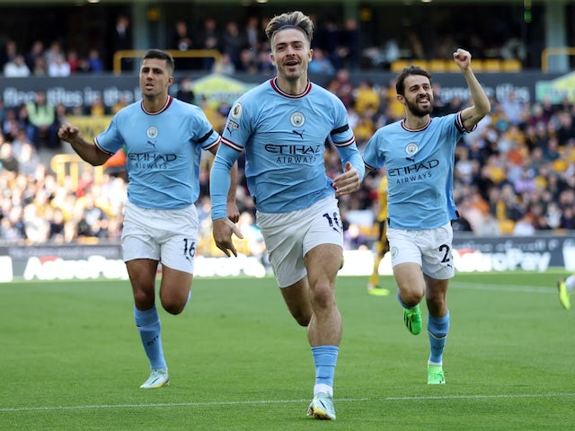 Jack Grealish del Manchester City celebra el seu primer gol amb Bernardo Silva i Rodri el 17 de setembre de 2022