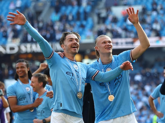 Jack Grealish i Erling Braut Haaland del Manchester City celebren després de guanyar la Premier League el 21 de maig de 2023