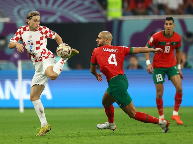 El croàcia Lovro Majer en acció amb la marroquina Sofyan Amrabat a la Copa del Món el 17 de desembre de 2022