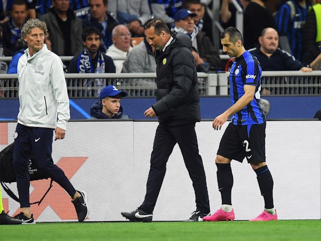 Henrikh Mkhitaryan de l'Inter de Milà marxa després de patir una lesió el 13 de maig de 2023
