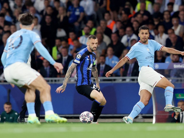 Marcelo Brozovic de l'Inter de Milà en acció amb Rodri del Manchester City el 10 de juny de 2023