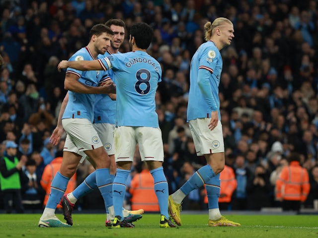 Ilkay Gundogan del Manchester City celebra el seu segon gol amb Ruben Dias, Aymeric Laporte i Erling Braut Haaland del Manchester City el 12 de febrer de 2023.