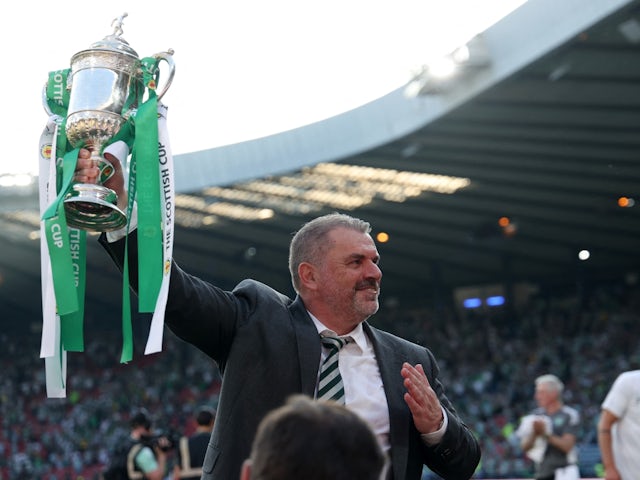 L'entrenador del Celtic Ange Postecoglou celebra amb el trofeu després de guanyar la Copa d'Escòcia el 3 de juny de 2023