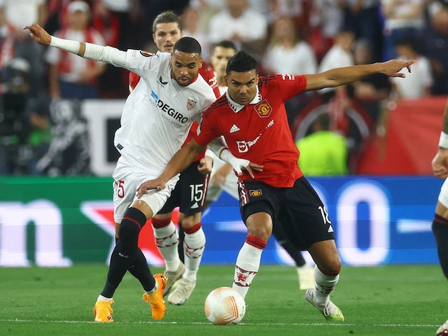 Youssef En-Nesyri del Sevilla en acció amb Casemiro del Manchester United el 20 d'abril de 2023