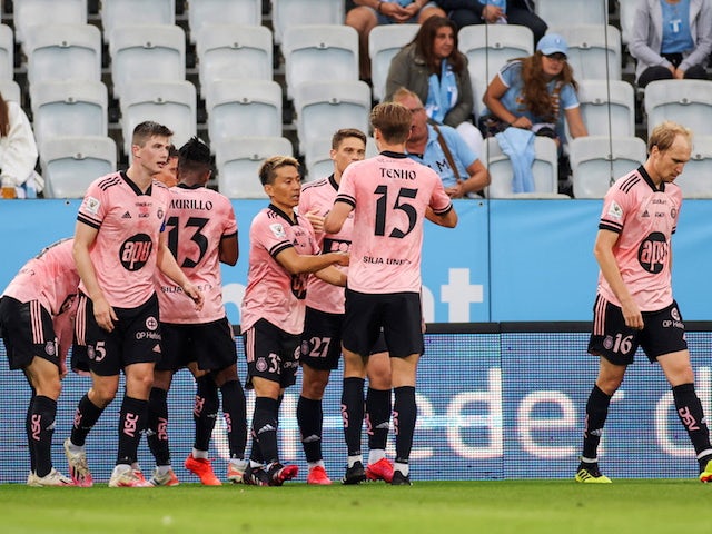 El Roope Riski de l'HJK Helsinki celebra el seu primer gol amb els seus companys el 21 de juliol de 2021