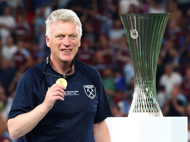 L'entrenador del West Ham United, David Moyes, celebra la victòria de l'Europa Conference League amb la seva medalla de guanyadors el 7 de juny de 2023