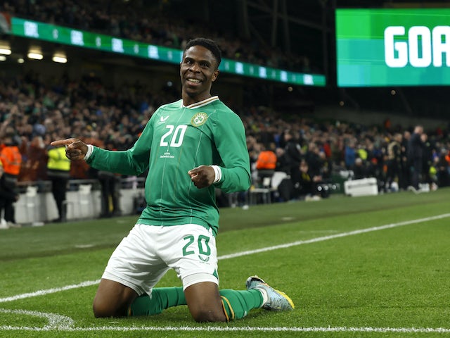 El Chiedozie Ogbene de la República d'Irlanda celebra el seu tercer gol el març del 2023