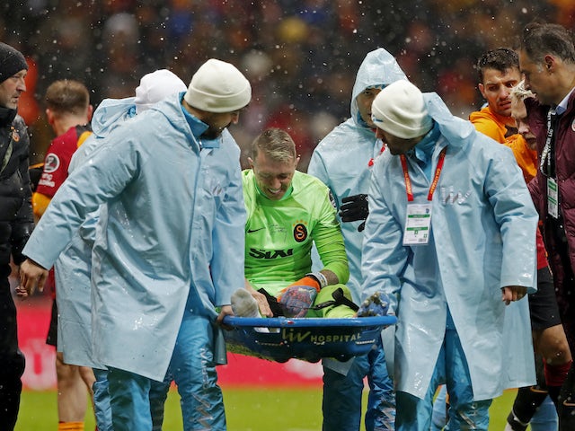 Fernando Muslera del Galatasaray és transportat en llitera després de patir una lesió el 5 de febrer de 2023