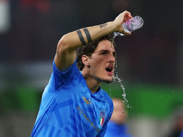 L'italià Nicolo Zaniolo pren una copa durant l'escalfament abans del partit del novembre del 2022