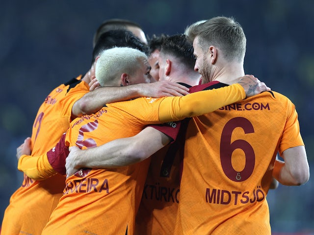 Kerem Akturkoglu del Galatasaray celebra el seu segon gol amb els seus companys el 8 de gener de 2023