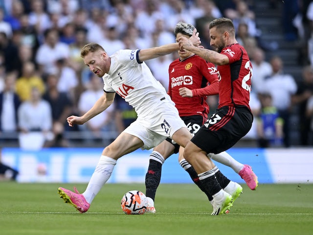 Dejan Kulusevski del Tottenham Hotspur en acció amb Luke Shaw del Manchester United el 19 d'agost de 2023