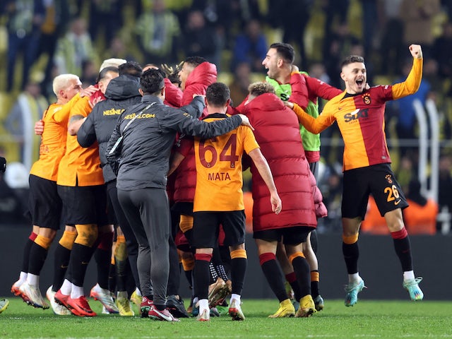 Els jugadors i entrenadors del Galatasaray celebren després del partit del 8 de gener de 2023