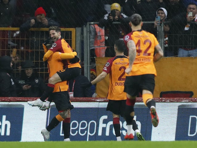 Mauro Icardi del Galatasaray celebra el seu segon gol amb Dries Mertens el 5 de febrer de 2023
