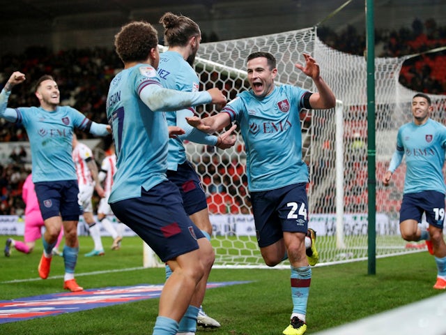 Josh Cullen de Burnley celebra el seu primer gol amb els seus companys el 30 de desembre de 2022