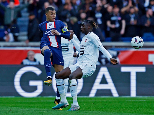 Lesley Ugochukwu del Rennes en acció amb Kylian Mbappe del Paris Saint-Germain el març del 2023
