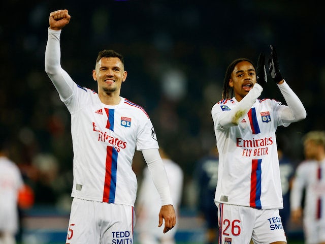 Dejan Lovren i Bradley Barcola de l'Olympique Lyonnais celebren després del partit del 2 d'abril de 2023