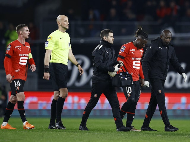 Jeremy Doku, de l'Stade Rennes, surt del terreny de joc per ser substituït després de patir una lesió mentre l'àrbitre Eric Wattellier i Benjamin Bourigeaud miraven el 5 de març de 2023.