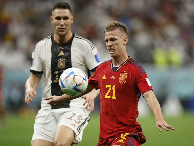 L'espanyol Dani Olmo en acció amb l'alemany Niklas Sule a la Copa del Món el 27 de novembre de 2022