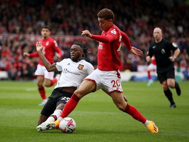 Aaron Wan-Bissaka del Manchester United en acció amb Brennan Johnson del Nottingham Forest el 16 d'abril de 2023