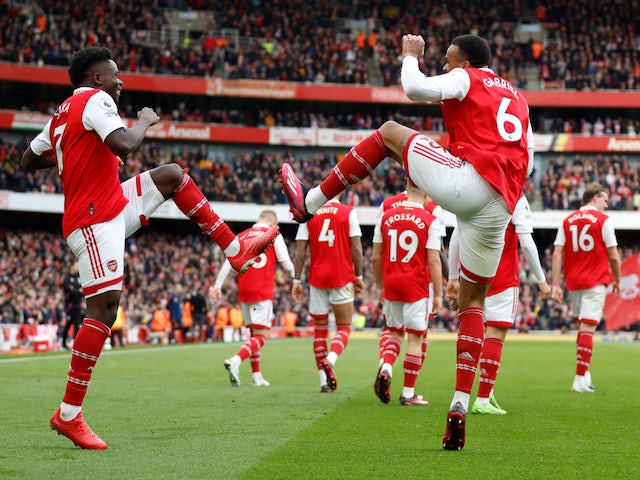 Bukayo Saka celebra el gol de l'Arsenal amb Gabriel Magalhaes el 19 de març de 2023