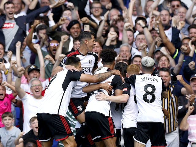 Bobby Decordova-Reid del Fulham celebra el gol contra l'Everton el 12 d'agost de 2023