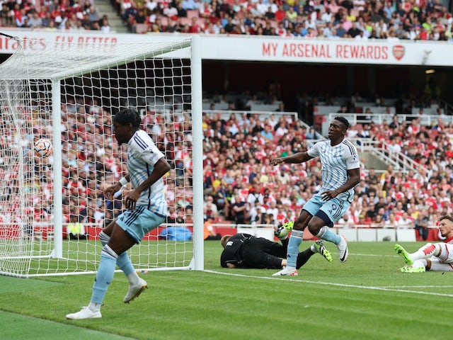 Taiwo Awoniyi de Nottingham Forest celebra el seu primer gol el 12 d'agost de 2023