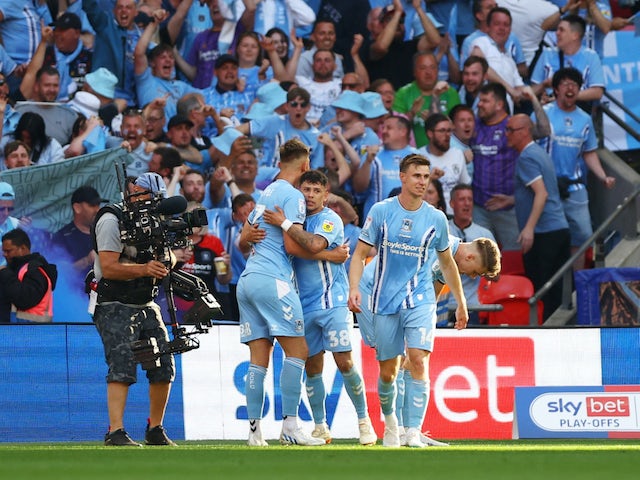Gustavo Hamer celebra el gol del Coventry City el 27 de maig de 2023