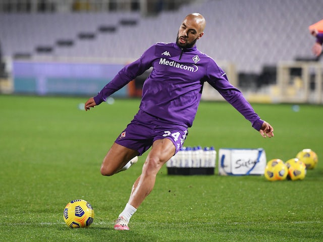 Sofyan Amrabat escalfa a la Fiorentina el març del 2021