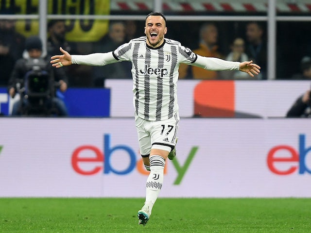 Filip Kostic de la Juventus celebra el seu primer gol el 19 de març de 2023