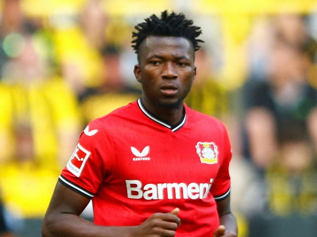 Edmond Tapsoba en acció per al Bayer Leverkusen l'agost de 2022