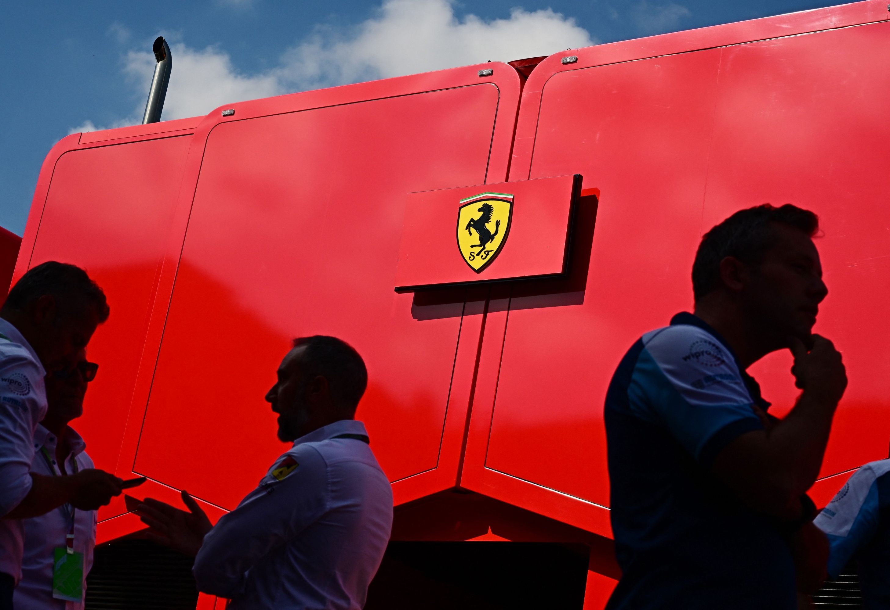 Aquesta imatge presa el 31 d'agost de 2023 mostra el logotip de Ferrari al camió al paddock del Circuit de Monza abans del Gran Premi d'Itàlia de Fórmula 1, a Monza, al nord d'Itàlia.  El Gran Premi d'Itàlia 2023 tindrà lloc el 3 de setembre de 2023. (Foto de Marco BERTORELLO / AFP)