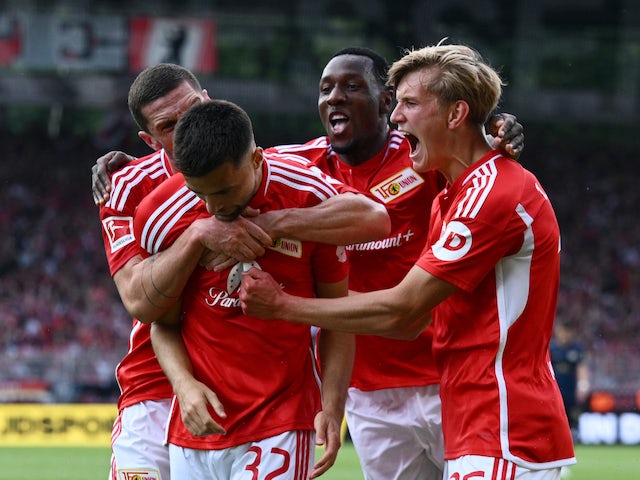 Milos Pantovic de l'FC Union Berlin celebra el seu quart gol amb Robin Gosens, Sheraldo Becker i Aljoscha Kemlein el 20 d'agost de 2023