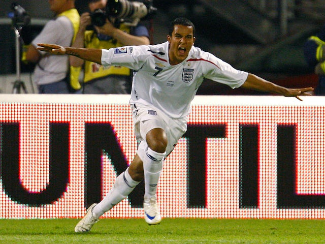 Theo Walcott celebra el gol d'Anglaterra l'agost de 2008