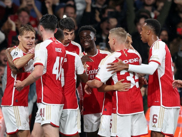 El Bukayo Saka de l'Arsenal celebra el seu primer gol amb els seus companys el 20 de setembre de 2023
