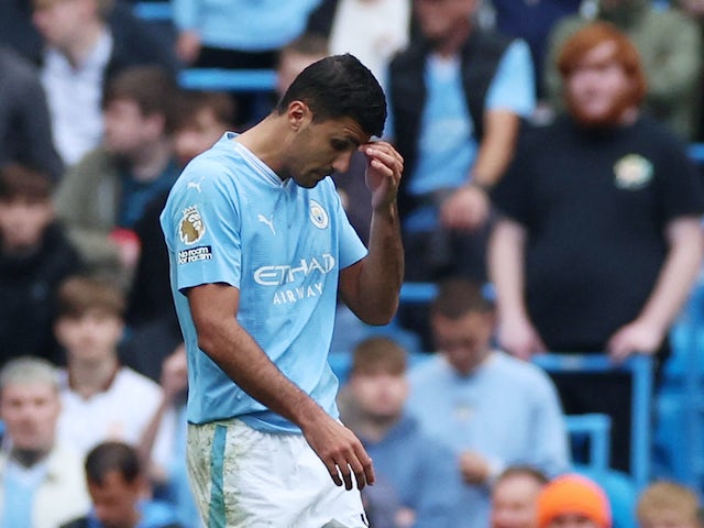 Rodri del Manchester City abandona el terreny de joc després de ser expulsat el 23 de setembre de 2023