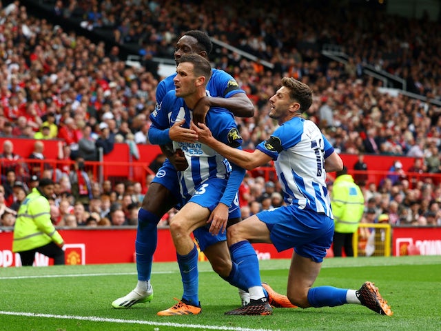 Pascal Gross de Brighton & Hove Albion celebra el seu segon gol amb Danny Welbeck i Adam Lallana el 16 de setembre de 2023