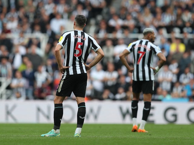 Els jugadors del Newcastle reaccionen després que Fabian Schar marqués un autogol el 7 de maig de 2023