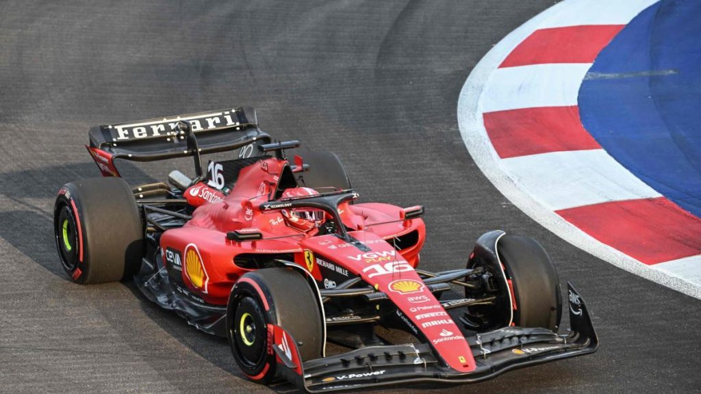 F1 GP Singapur, els Ferrari comencen bé amb Leclerc i Sainz.  Verstappen està perseguint de moment